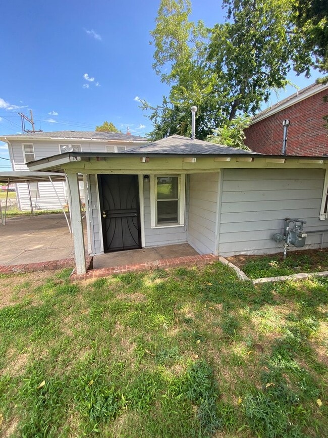 Building Photo - 2 Bed 1 Bath in the University Add Near Paseo and 23rd St Restaurants