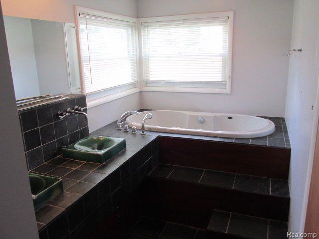 Building Photo - 40 Regents Blvd