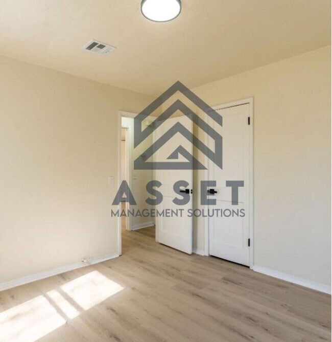 Building Photo - 422 E Northrup Dr