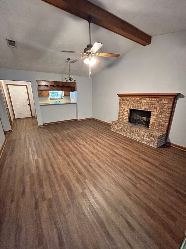 Building Photo - Gorgeous 2 Bedroom 1 1/2 Bathroom Duplex Located Off of North Monroe. Fresh Paint and New Flooring!