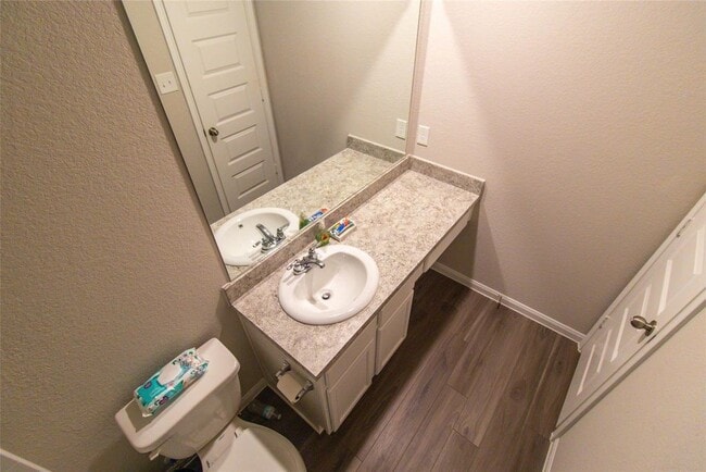 Building Photo - 2221 Middle Rdg Dr