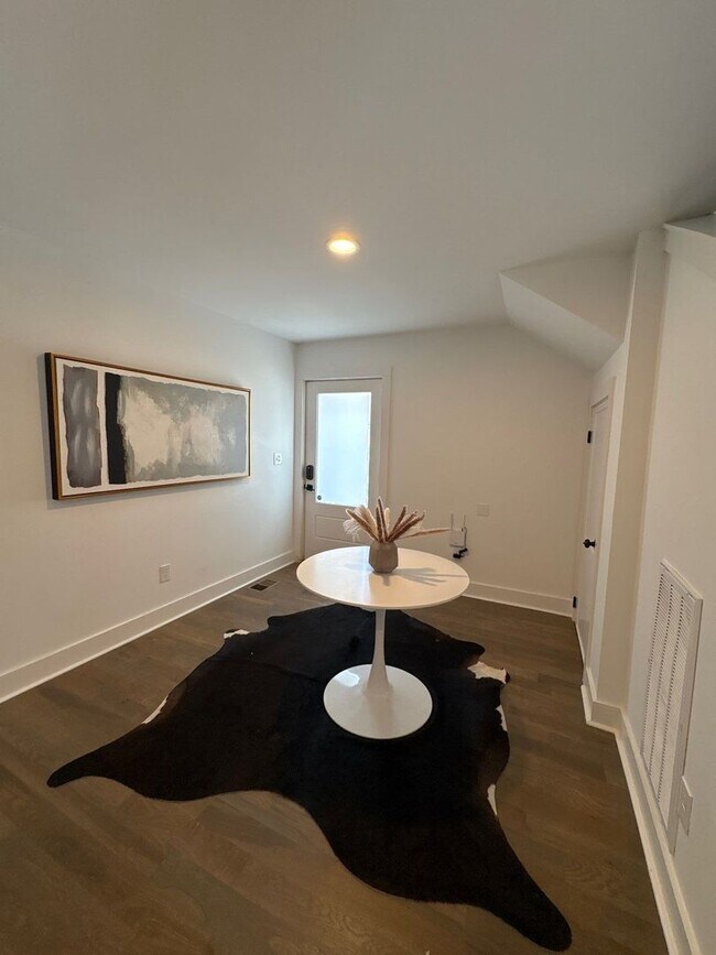 Building Photo - Fully Furnished 5 Bed, 3.5 Bath Located In East Nashville's McFerrin Park Neighborhood w/ Flexibl...