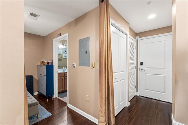 Building Photo - 3040 Peachtree Rd NW