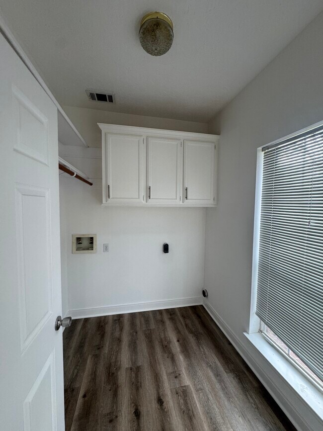 Building Photo - 201 Pebble Springs Ln