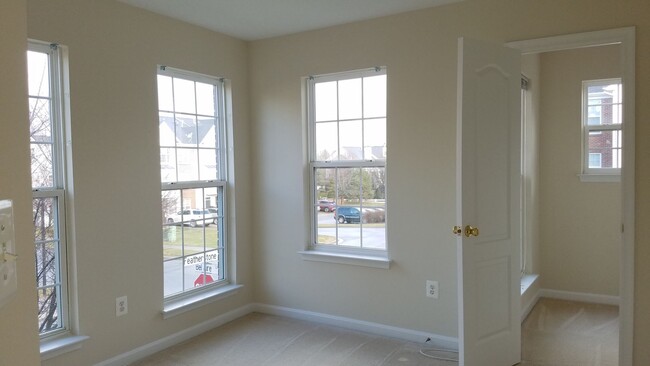 Building Photo - 3 Level *END UNIT* townhouse in Frederick ...