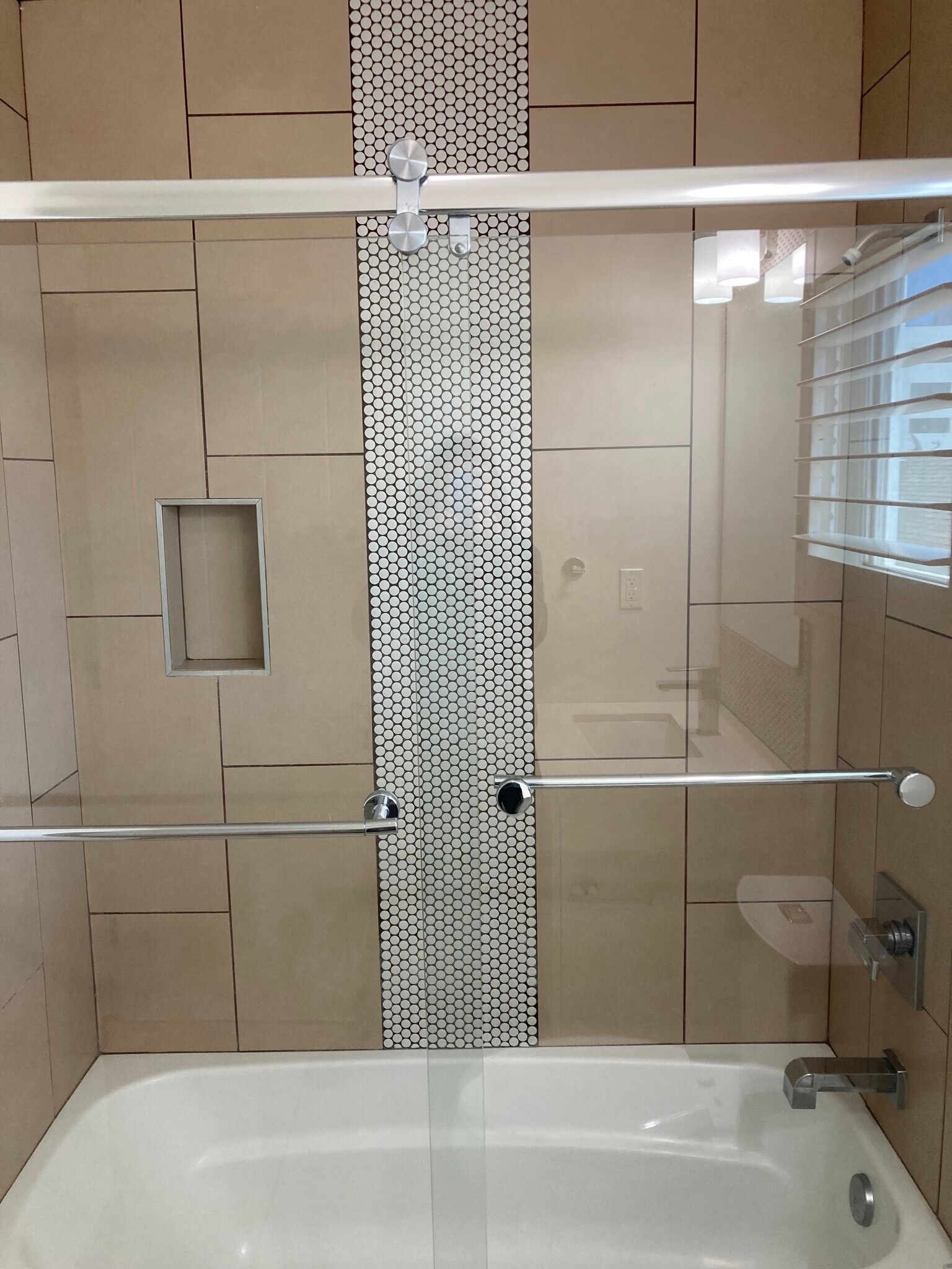 Building Photo - 648 N Serrano Ave