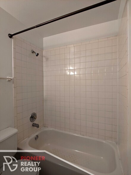 Building Photo - 634 W Barry Ave