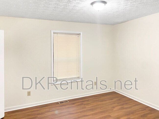 Building Photo - 2136 Clementine Dr