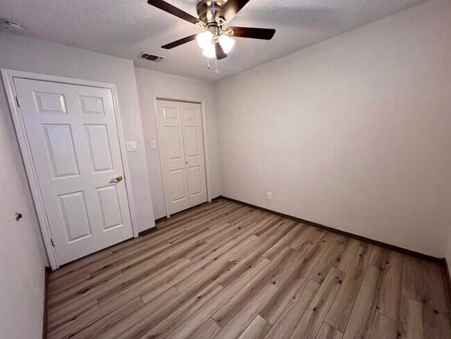 Building Photo - 104 Belaire Dr