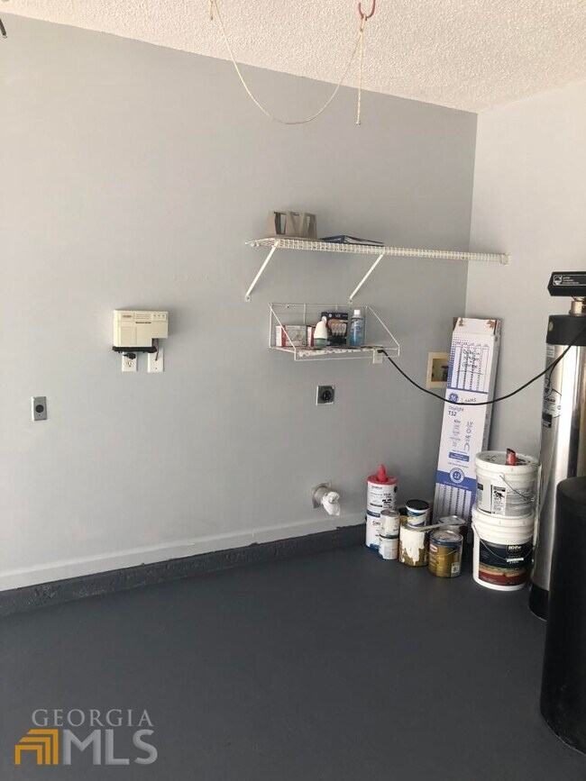 Building Photo - 304 McQueen Cir