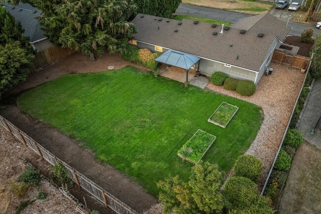 Building Photo - Live in One of Lake Oswego's Most Convenie...