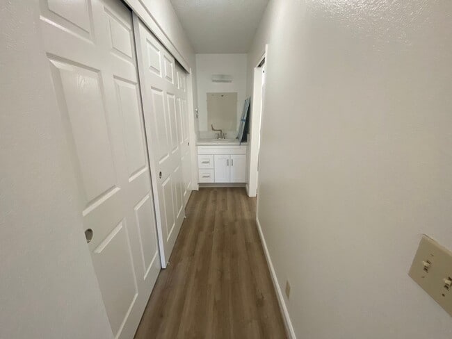 Building Photo - Remodeled 2 Bedroom Apartment - La Tierra Garden Apartements