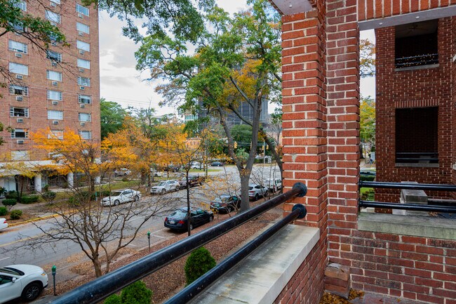 Building Photo - The Senate Club - 2 bedroom/2 bath **** MO...