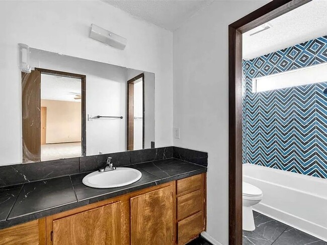 Building Photo - 2 Bed, 2 Bath Townhome | 1,600 Sq Ft | Near 52nd Gate