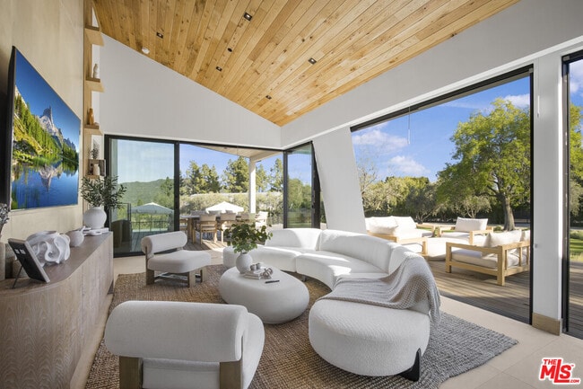 Building Photo - 1754 Lechusa Rd