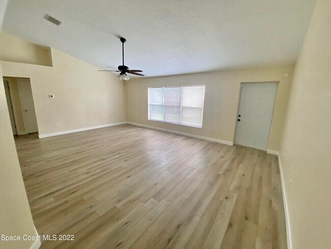 Building Photo - 2435 Palisades Dr SE