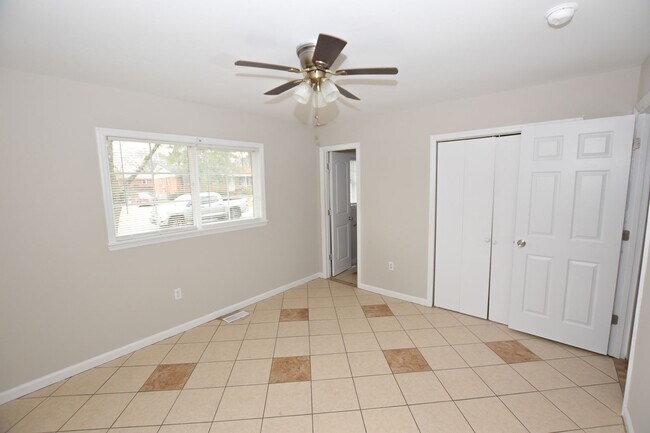 Building Photo - 4 Bedroom / 3 Bath Single Family Home