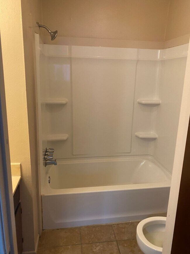 Building Photo - 2 bedroom 2 bath town home in a gated community