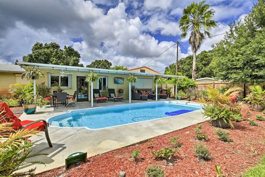 Forty Ft Covered Patio with Salt Water Pool - 6181 39th Ave N