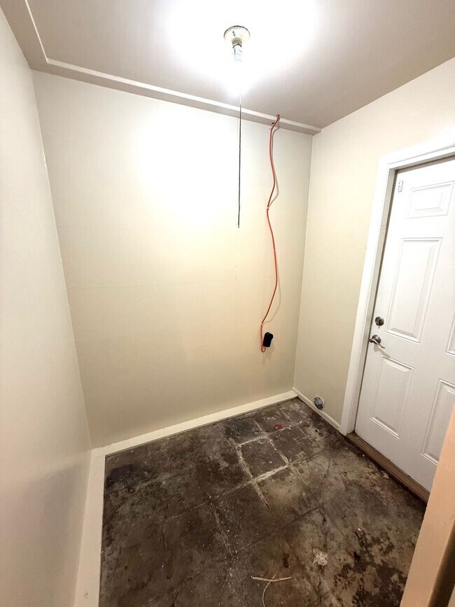 Building Photo - ** 3 Bed 1 Bath located in Chisholm ** Cal...