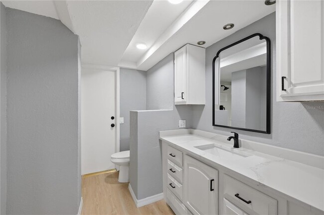 Building Photo - 4430 Shoreline Dr