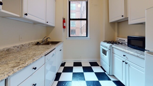Building Photo - Foggy Bottom Efficiency W/Roofdeck & Garde...