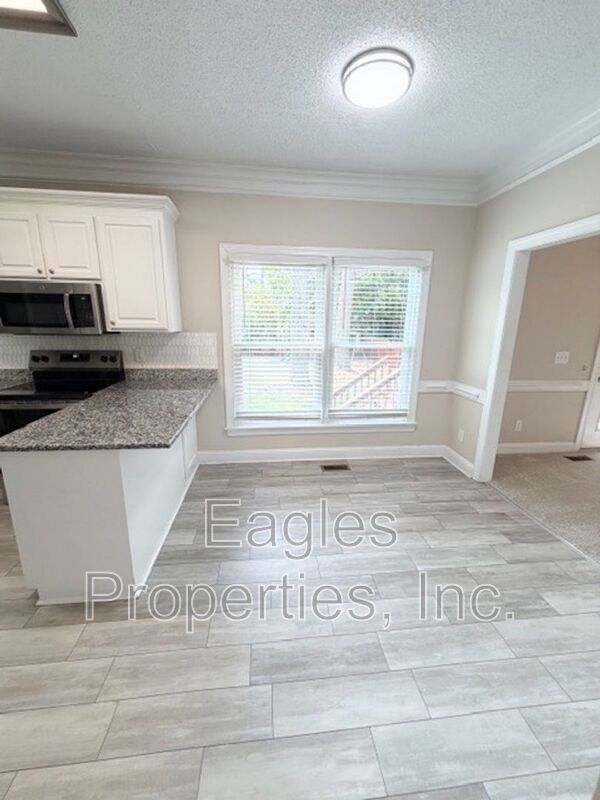 Building Photo - 242 N Marion Dr