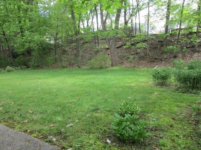 Building Photo - 178 Beethoven Ave