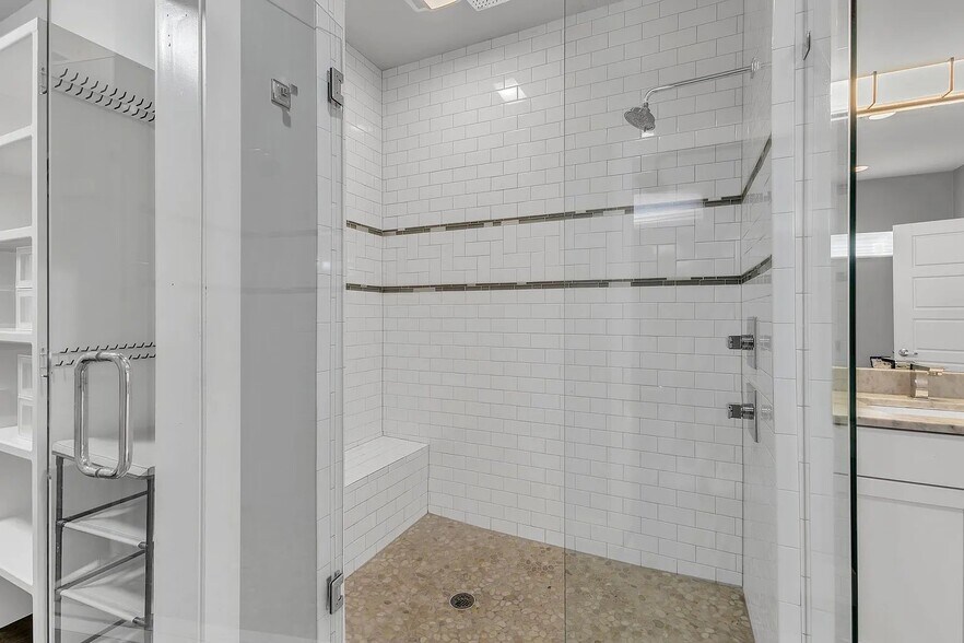 Building Photo - 606B Hume St