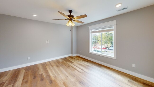 Building Photo - 1209 Hedge Ave