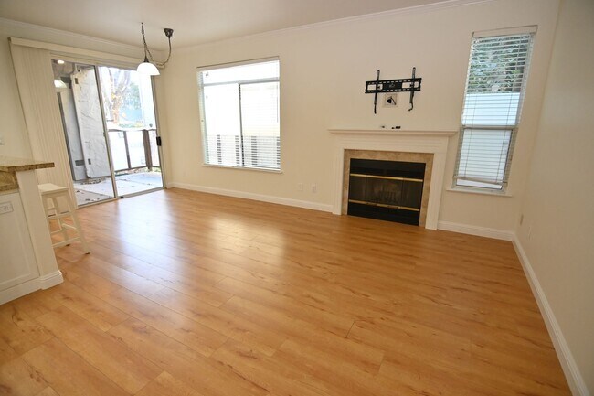 Building Photo - 2/1 Condo-Pet Friendly-Quiet Location-Prime Location