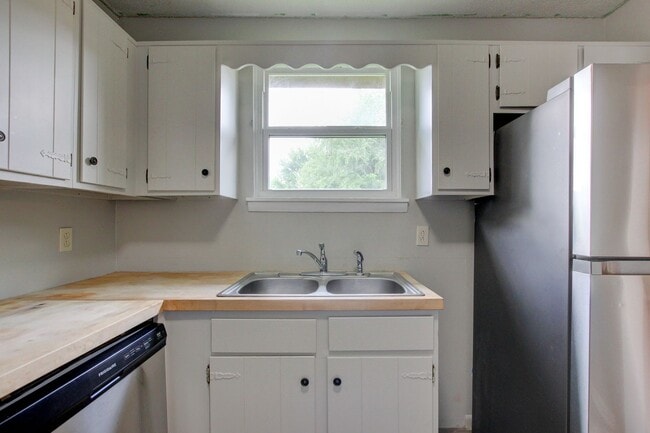 Building Photo - 729 Welsey Dr
