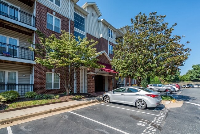 Building Photo - Beautiful 2 Bed 2 Bath Condo Beautiful Com...