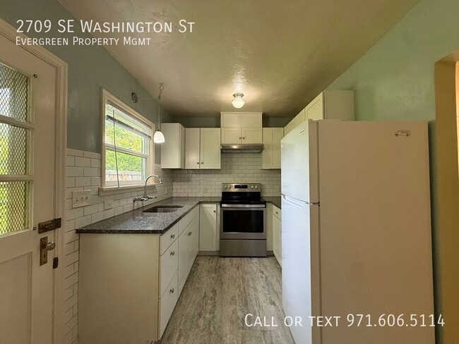 Building Photo - 2709 SE Washington St