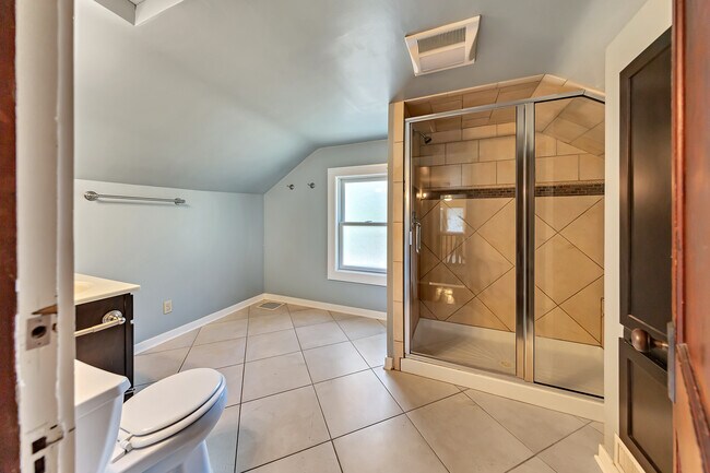 Spacious second Bath - 1015 18th Ave SE