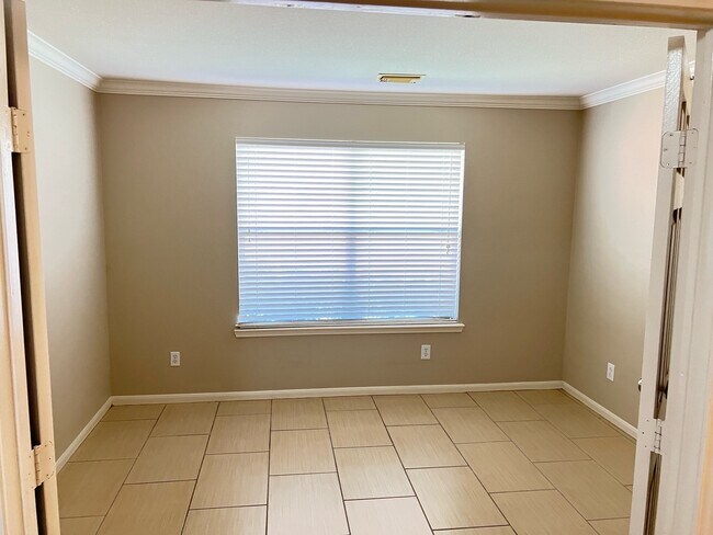 Building Photo - 2030 Waverly Glend Dr