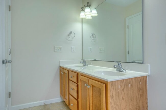 Building Photo - Charming 3-Bedroom Home with Coastal Count...