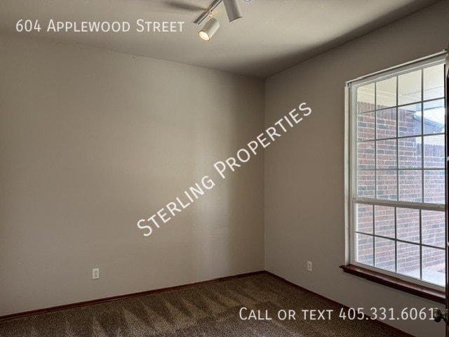 Building Photo - 604 Applewood St