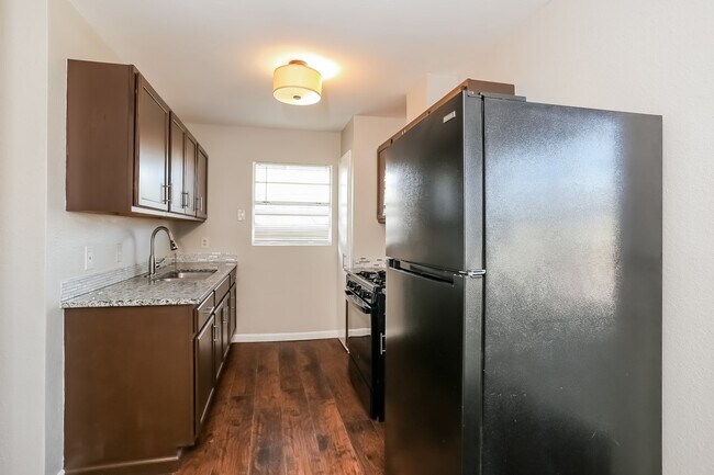 Building Photo - 1708 Colvin