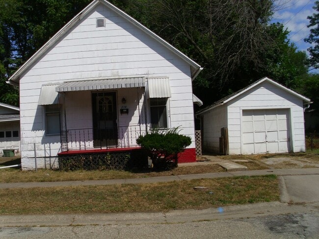 Building Photo - 2 bedroom house with garage