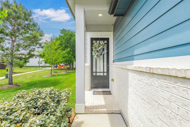 Building Photo - 5526 Hyde Park Dr