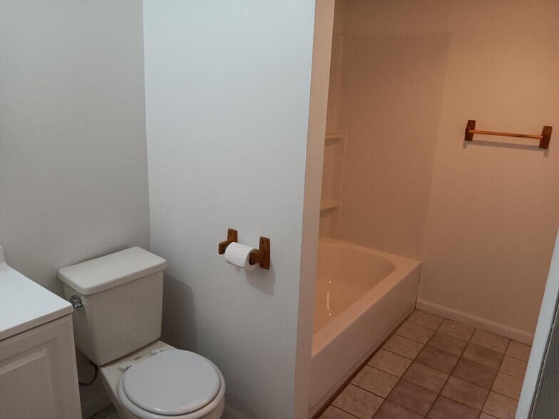 Building Photo - 1322 W Main St