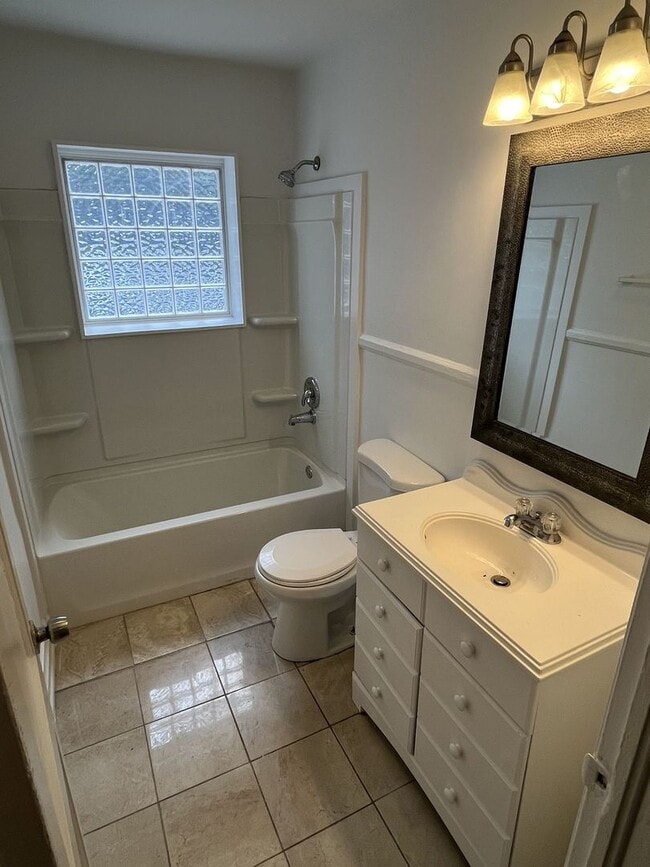 Building Photo - 2 Bed Back Unit in Uptown!