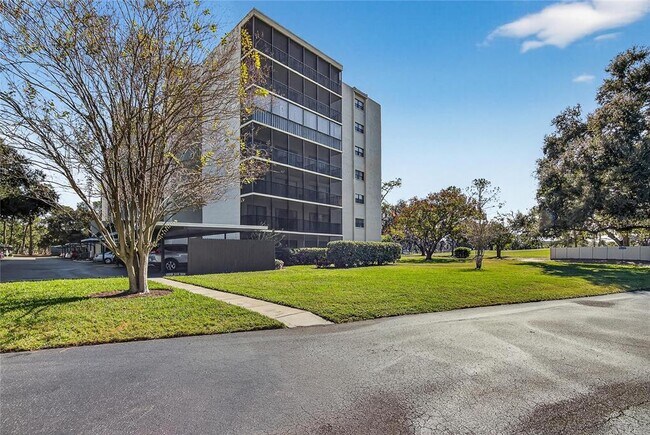 Building Photo - 2900 Cove Cay Dr