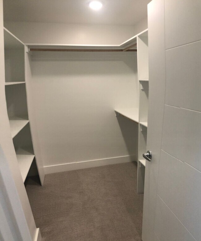 Building Photo - Modern Townhome, Centrally located.