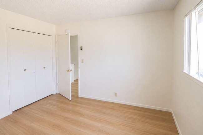 Building Photo - 2 Bedroom Townhouse Style Apartment with Private Fenced Patio