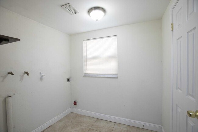 Building Photo - 11214 Linden Ln