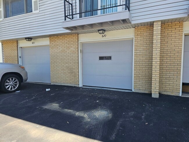 Building Photo - 829 Pondview Ct