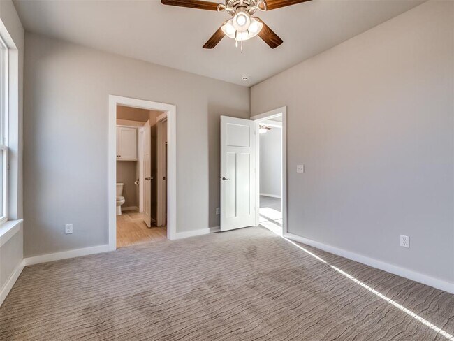 Building Photo - 2425 Rumble Ln