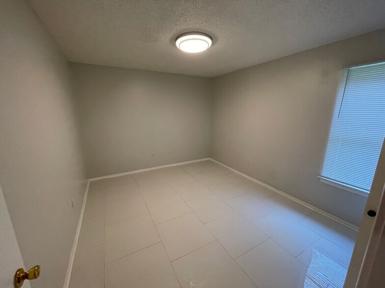 Building Photo - 390 Guzzardo Ln